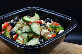 Groene salade met komkommer, olijfjes, zoete aardappel en feta
