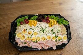 Opgemaakte koude schotel (1 kilo + 6 gevulde eitjes en gegrilde beenham)